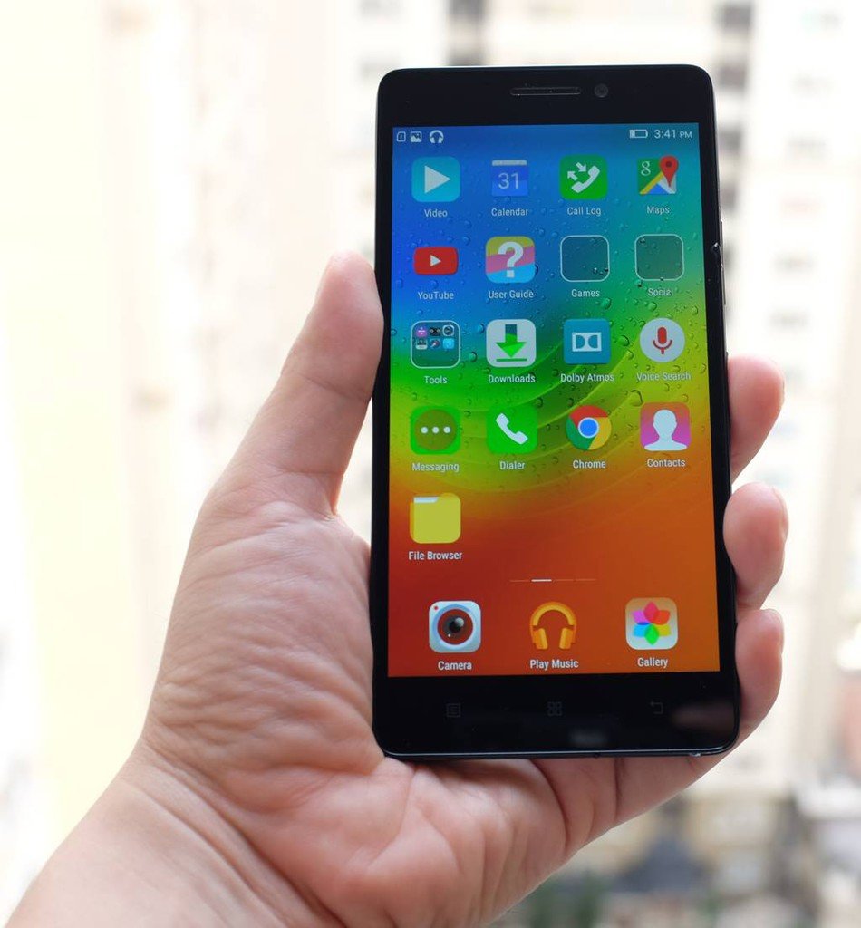 Smartphone dengan Layar yang Nyaman Digenggam