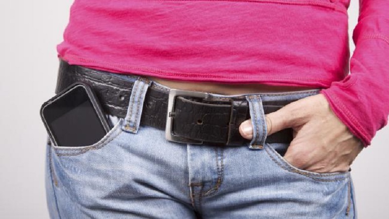 Menaruh Smartphone di Jeans Ketat