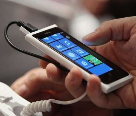 Menggunakan Smartphone Saat Mencharger