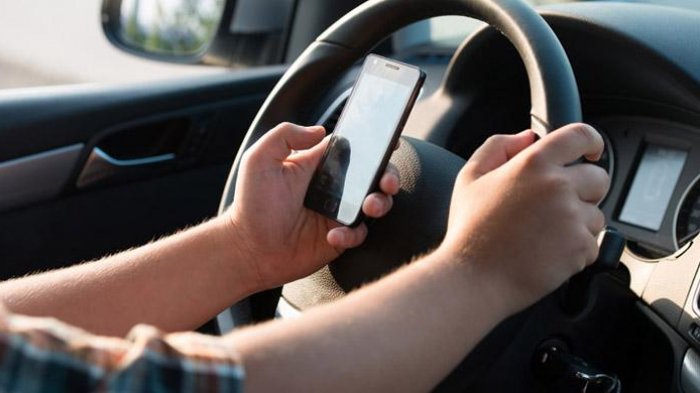 Mengoperasikan Smartphone Saat Berkendara