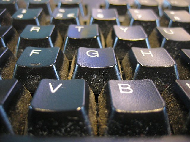 Hindari Debu Menumpuk di Atas Keyboard