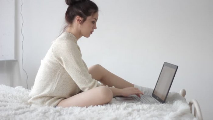 Hindari Laptop Berada di Atas Kasur