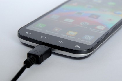 Sambungkan Dengan Charger