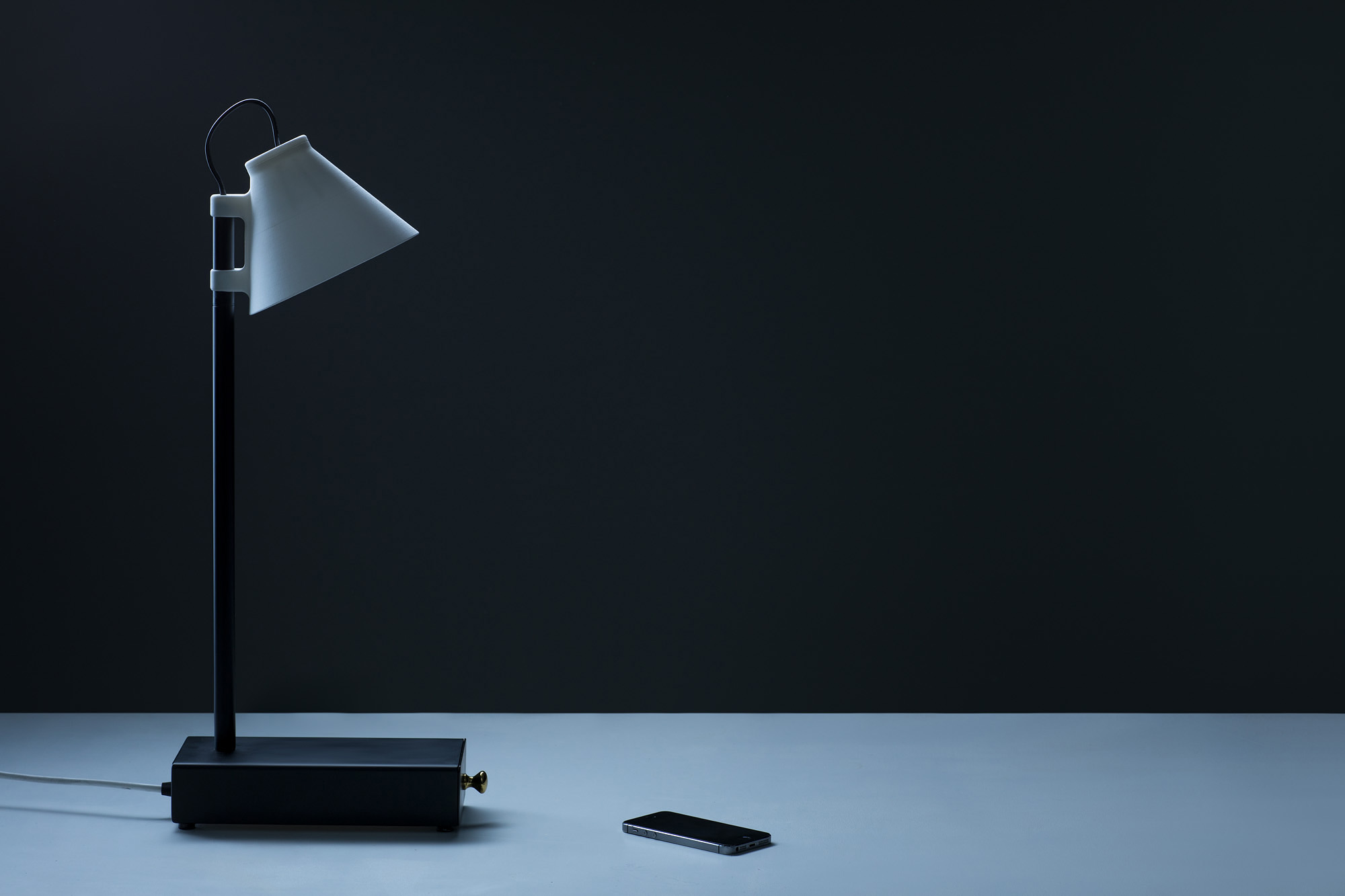 Lampu Meja Yang Hanya Menyala Bila Kamu Memasukan Smartphone Ke Dalamnya