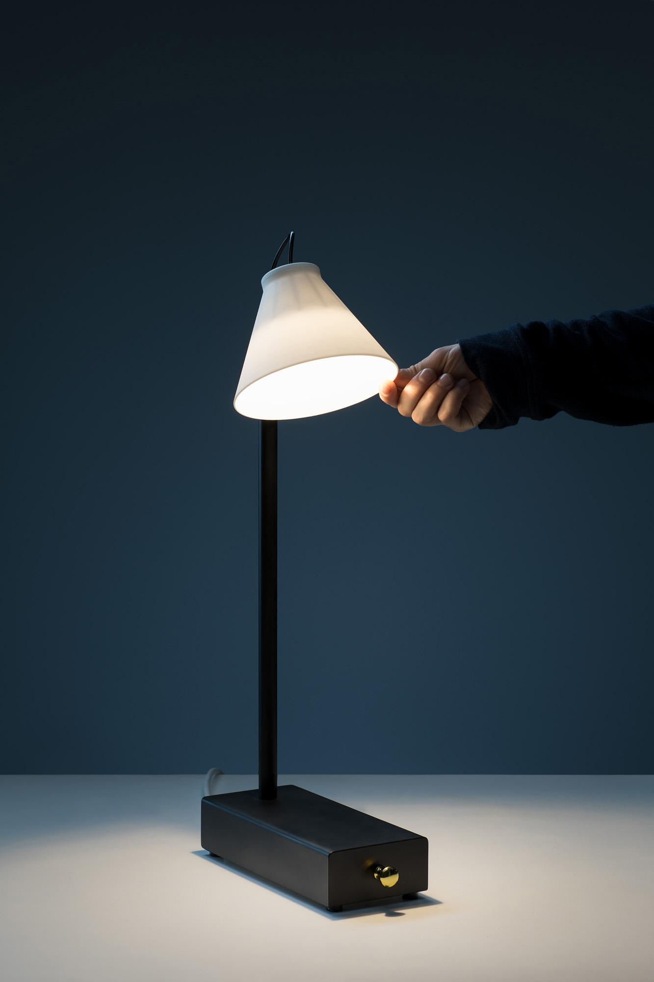 Lampu Meja Yang Hanya Menyala Bila Kamu Memasukan Smartphone Ke Dalamnya